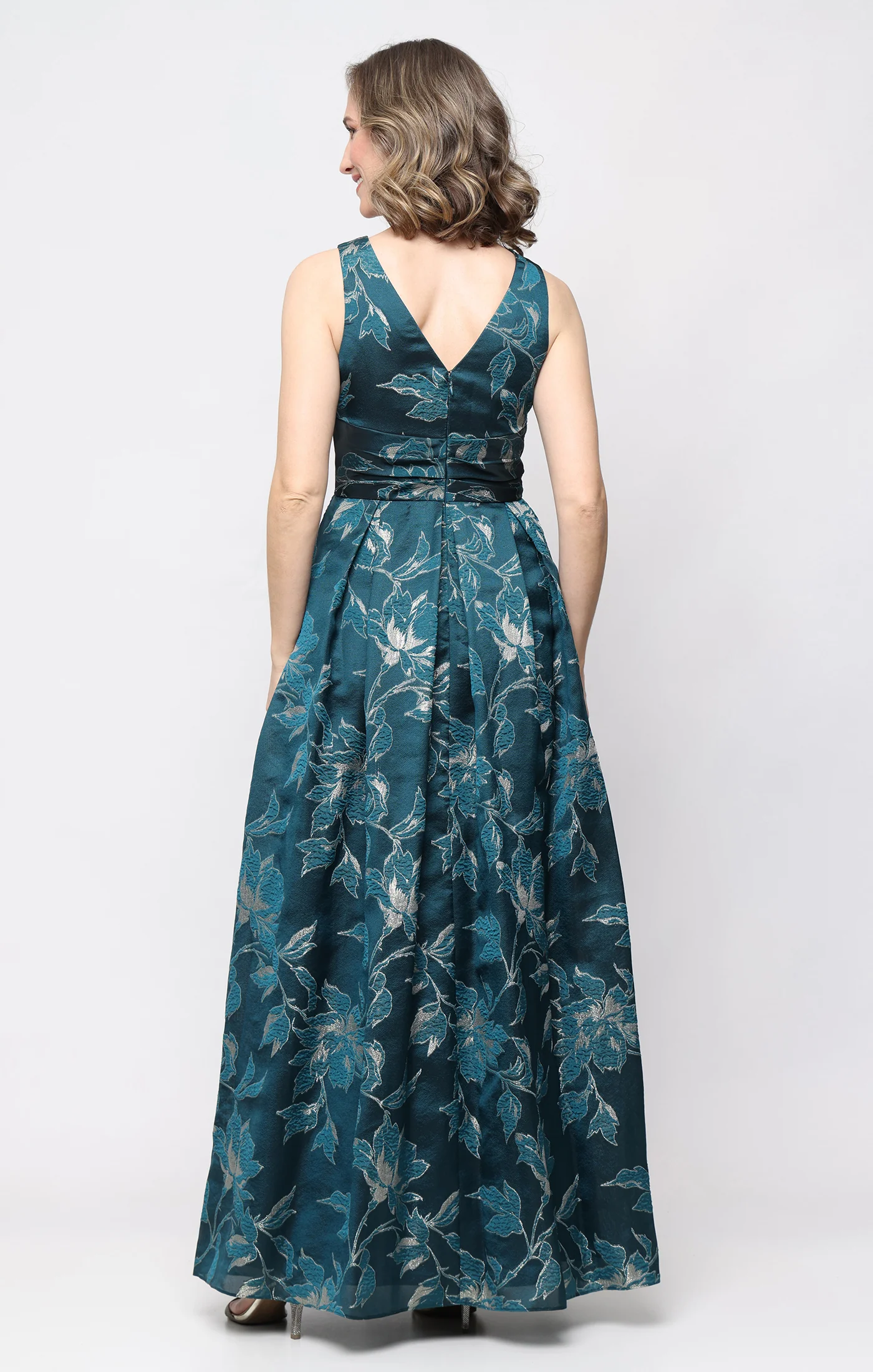 *Long Sleeveless Jacquard Dress with Ruched Waist and Shawl - Image 4