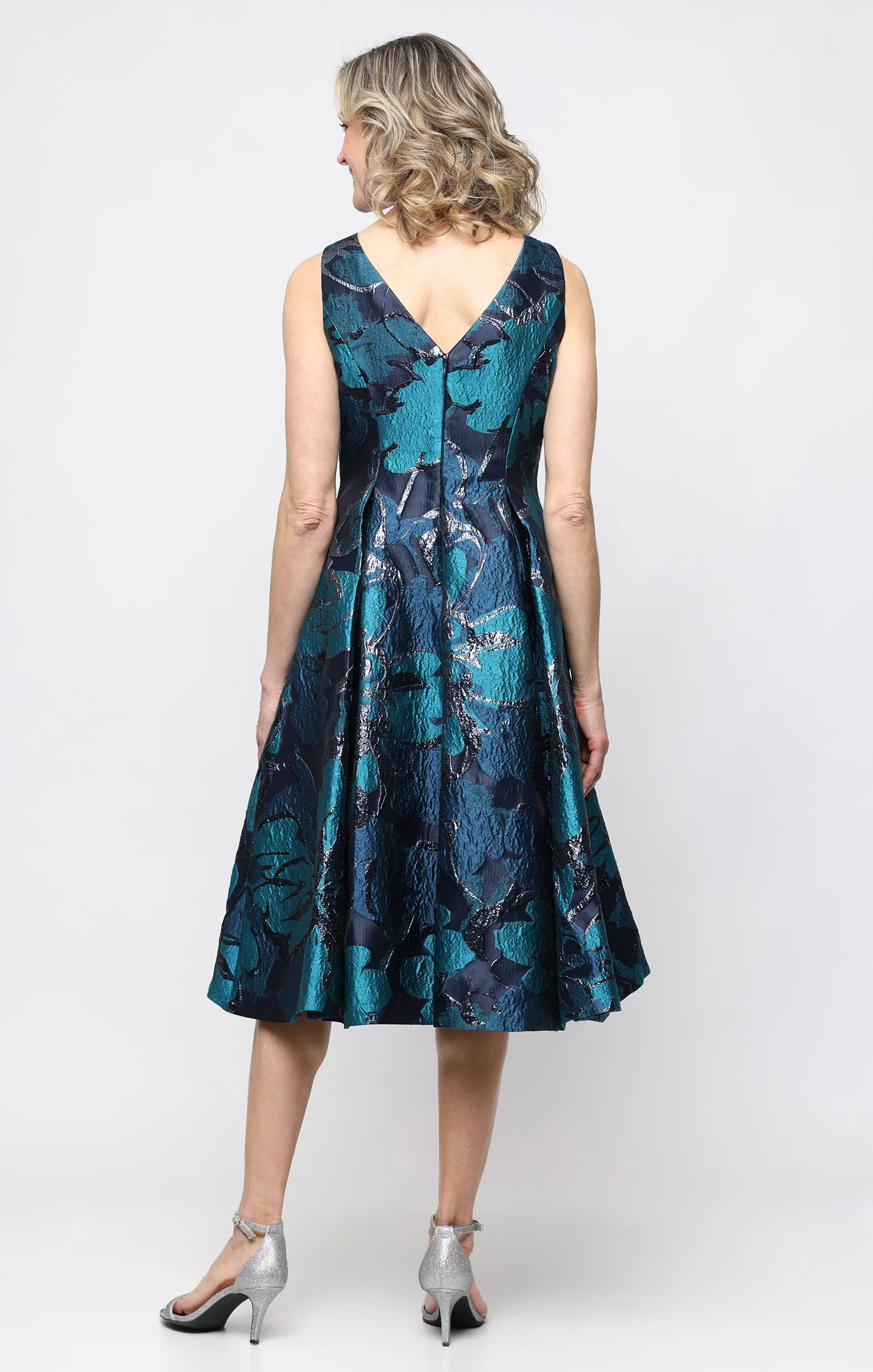 Midi Sleeveless Jacquard Dress with Full Skirt and Pockets - Image 3